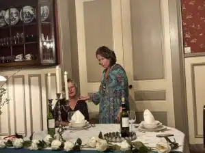 Zusjes in de eetsalon.webp